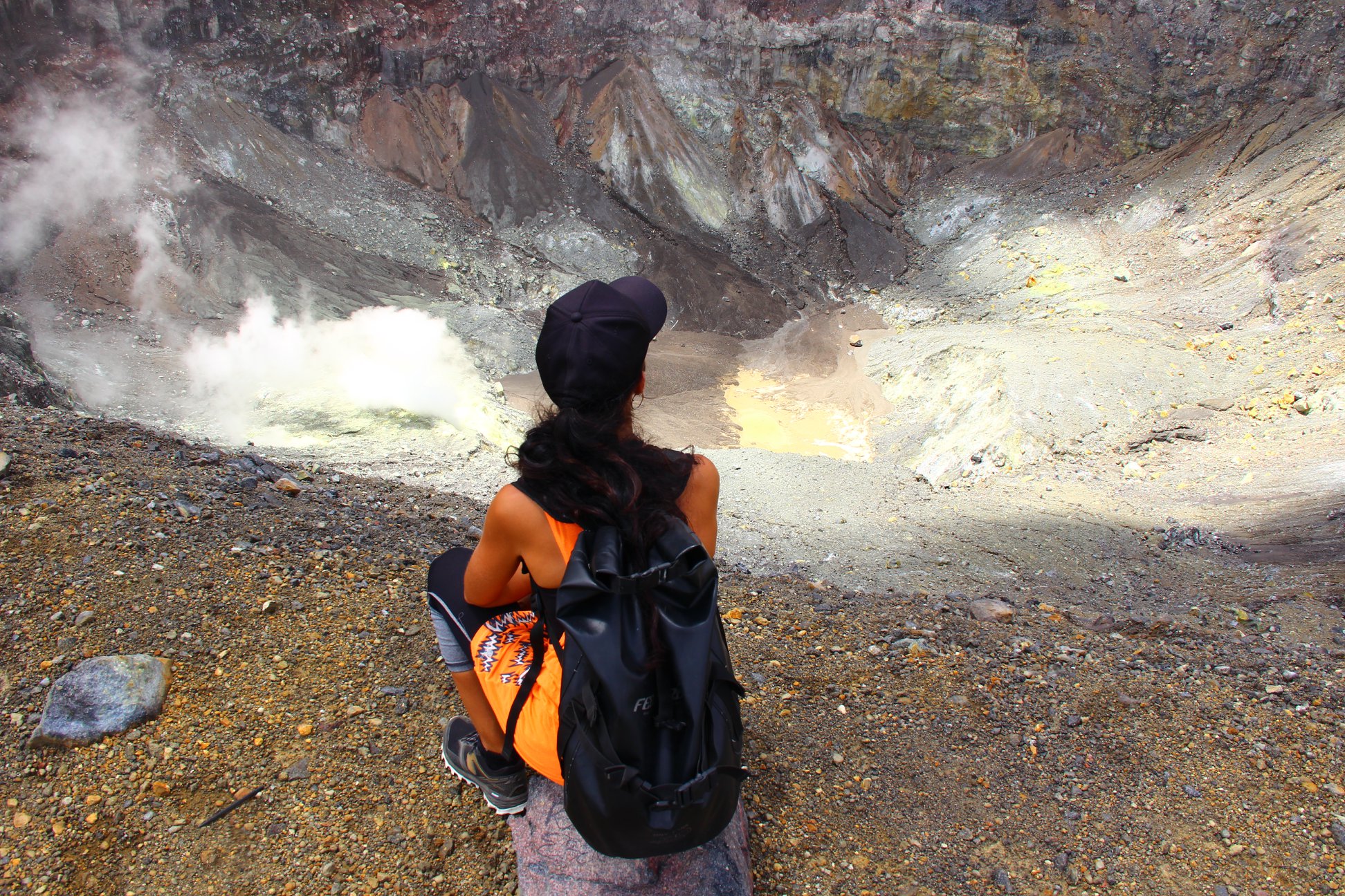 assise face au cratère du volcan Sulawesi