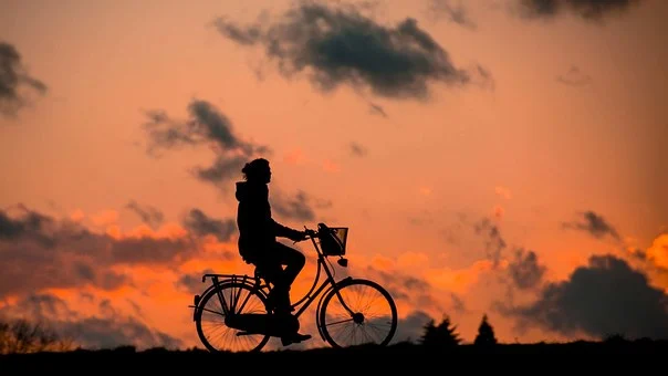 silhouette vélo coucher du soleil